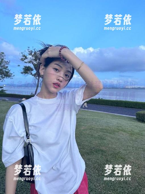 头条女神 - 感受张译丹的泳装写真作品中流露出的青春气息，让你在炎炎夏日倍感清爽！.txt-梦若依