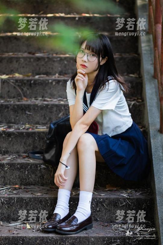 头条女神 - 易阳的定制网袜作品，炫耀个性与优雅的完美结合.txt-梦若依