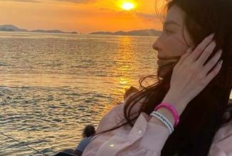 头条女神 - 时尚与个性的结合，松果儿眼镜写真原图免费下载，开启你的美丽之旅！.txt