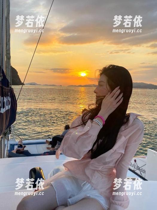 头条女神 - 时尚与个性的结合，松果儿眼镜写真原图免费下载，开启你的美丽之旅！.txt-梦若依