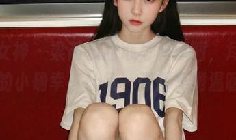 头条女神 - 梁芮溪甜心写真原图，尽显生活中的小确幸，让每一张都充满温暖.txt