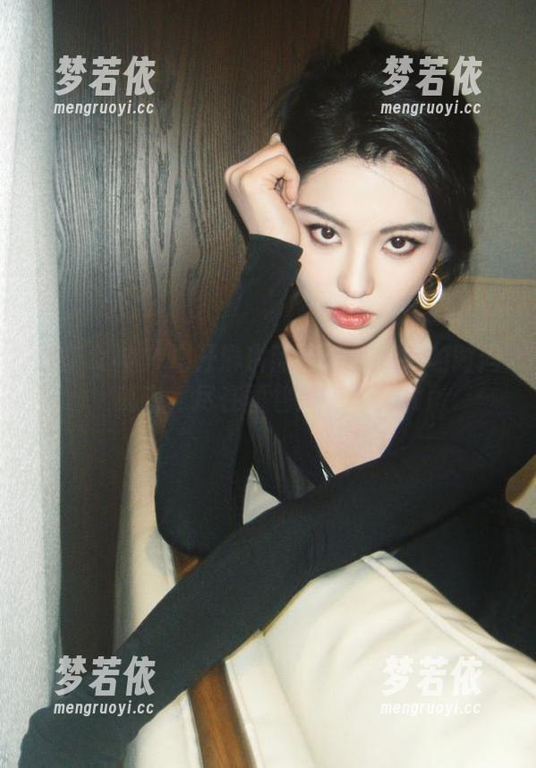 头条女神 - 揭开琳琳甜心运动辣妹的时尚秘密，尽在图包观看！.txt-梦若依