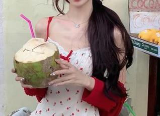 头条女神 - 走进美纳子OL，精选职场写真作品带你感受女力.txt