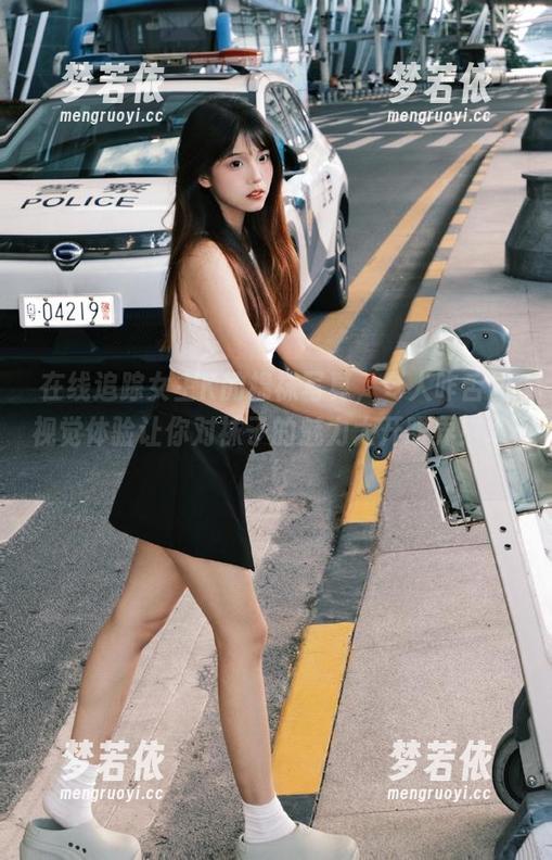 在线追踪女主K的棉袜写真，令人咋舌的视觉体验让你对袜子的魅力大开眼界！.txt-梦若依