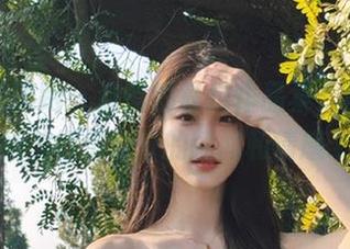 学妹加速跑 - 盘盘的私拍作品集，与你分享她美得很过分的瞬间和情感.txt