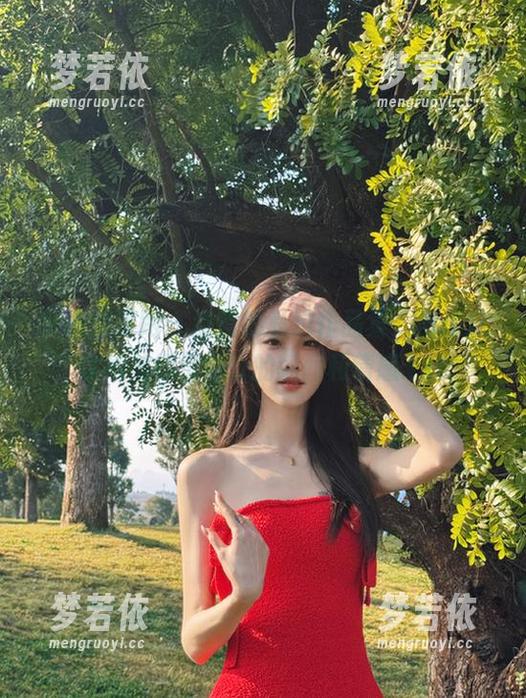 学妹加速跑 - 盘盘的私拍作品集，与你分享她美得很过分的瞬间和情感.txt-梦若依