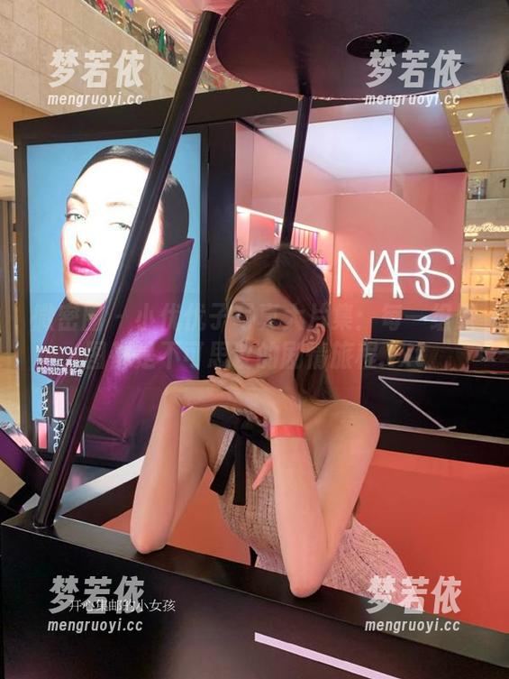 微密圈 - 小优优子写真大片集：每一组原图都是不可思议的剧情旅程.txt-梦若依