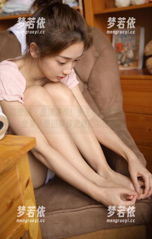 微密圈 - 重磅发布！小玉吃果冻丝袜写真全集，原图带你走进她的世界.txt-梦若依