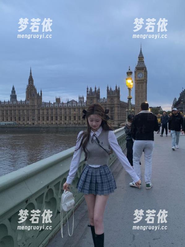 少女秩序 - 走进乐栀的内衣世界：图集与写真展现她的优雅之旅.txt-梦若依