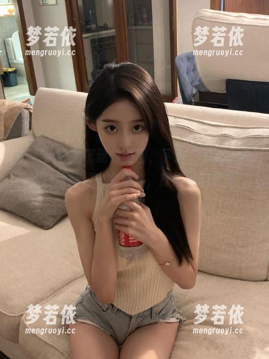 一不小心就沉迷的美图，下载“少女秩序”的白丝蓝裙少女照片，打破你的想象！.txt-梦若依