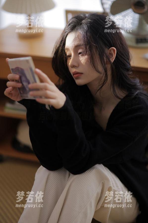 尤果网 - 佟蔓黑白艺术：发现每幅原图背后的深刻寓意图集.txt-梦若依
