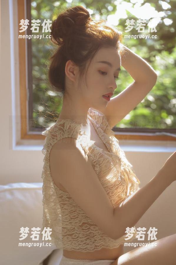 尤果网 - 杨果果在线自拍合集，沉浸在迷人的瞬间与情感中.txt-梦若依
