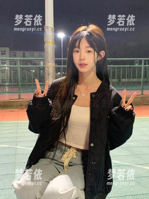 尤果网 - 在高清白裙写真中，笑笑用幽默演绎生活，笑声连连，乐趣无穷！.txt-梦若依
