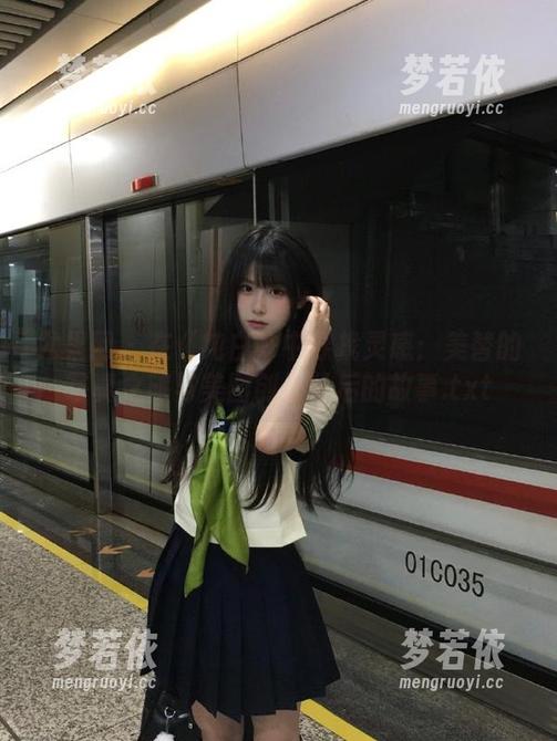 尤果网 - 在《纯白》中寻找灵感：美替的写真之旅与美图创作背后的故事.txt-梦若依