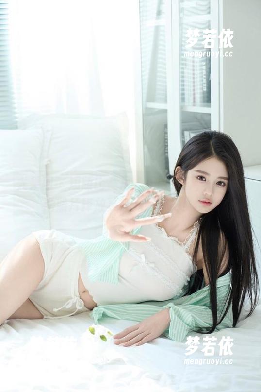 尤果网 - 短版比基尼、长版笑容，最新若涵照片释放夏日无限魅力！.txt-梦若依