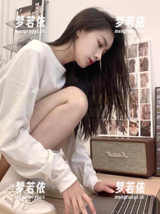 尤果网 - 在谭晓彤的温柔私拍写真中，欣赏真实与梦幻交织.txt-梦若依