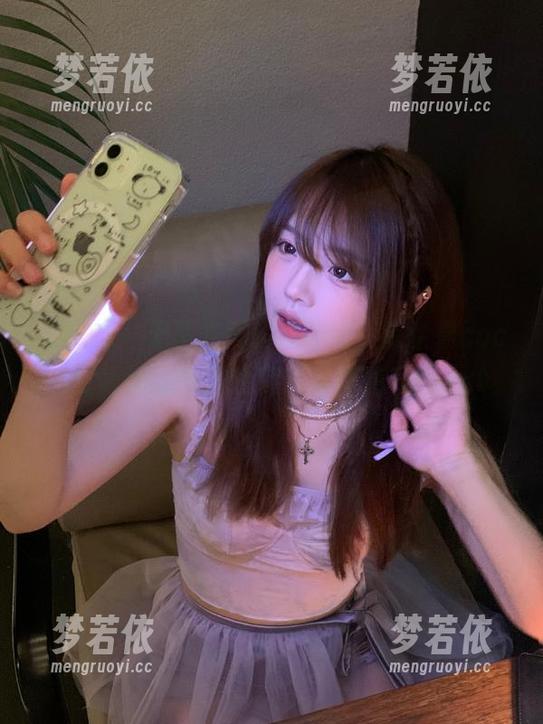 尤物馆 - 无圣光照耀的瞬间，陈怡曼coco红裙作品散发独特的时尚感受！.txt-梦若依