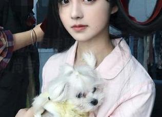 尤蜜荟 - 精选图库聚焦是小逗逗：白衬衫中的时尚与个性，尽显不凡风格.txt