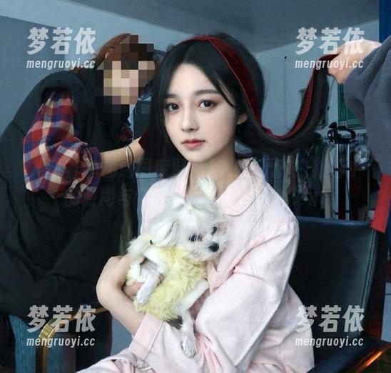 尤蜜荟 - 精选图库聚焦是小逗逗：白衬衫中的时尚与个性，尽显不凡风格.txt-梦若依