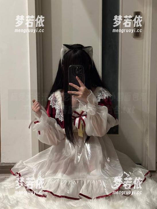 感受无圣光写真艺术，巧克力小圆面包与五更琉璃新春旗袍的完美融合.txt-梦若依