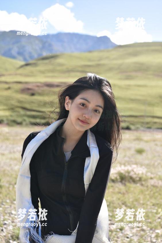 异思趣向 - 感受小六女神的独特魅力：私房照片合集全解析.txt-梦若依