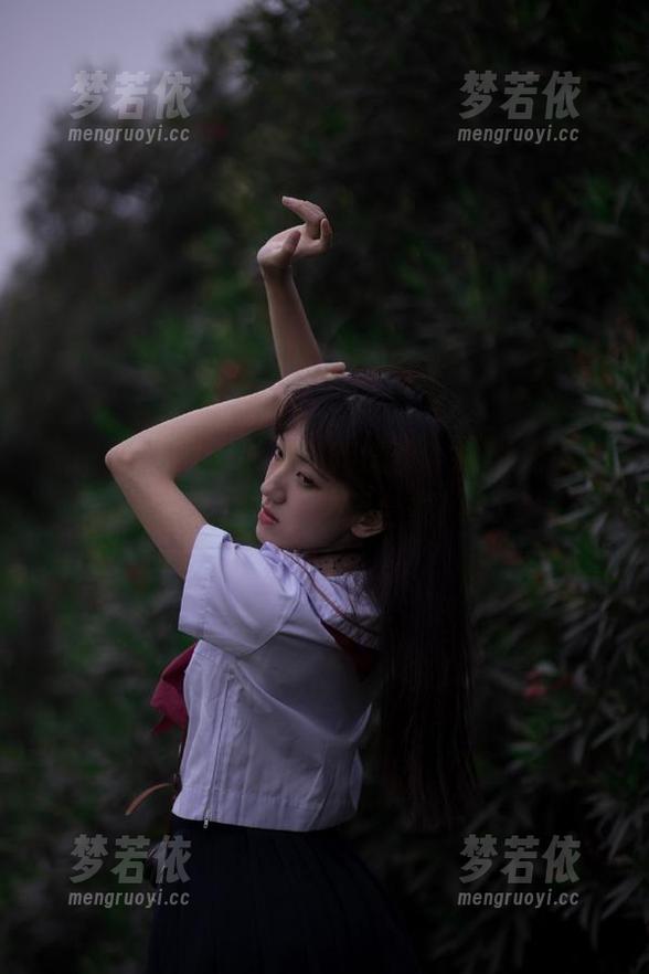 微密圈 - 跟随张思允的脚步，探索充满魅力的美腿写真套图合集！.txt-梦若依