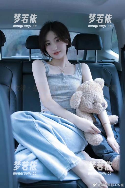推女神 - 细腻旗袍美学，赵伊彤高清写真资源等你欣赏.txt-梦若依