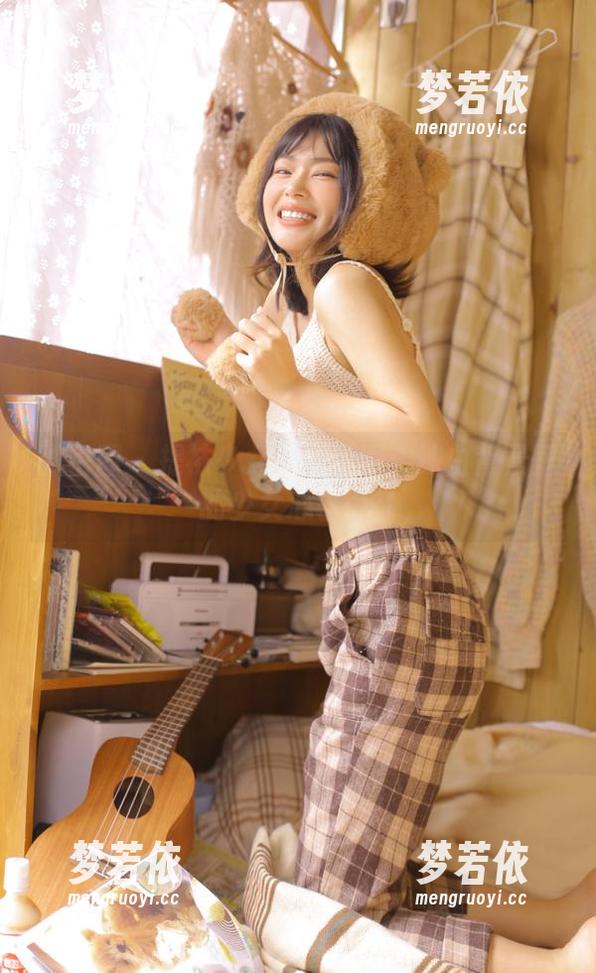 微密圈 - 提袜少女私房美图：纯白背景里的少女心事.txt-梦若依
