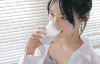 星颜社 - Emily尹菲双人写真全集：独特视角下的双人魅力，捕捉每一瞬动人时刻.txt