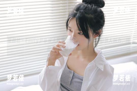 星颜社 - Emily尹菲双人写真全集：独特视角下的双人魅力，捕捉每一瞬动人时刻.txt-梦若依