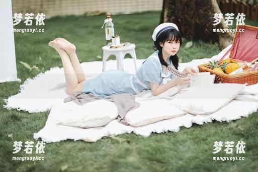 精选“是依酱呀”的泳衣写真，感受沙滩上的青春与活力！.txt-梦若依
