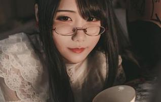 短裤写真集中的晓美妈：时尚界的搞笑担当，真是没谁了.txt