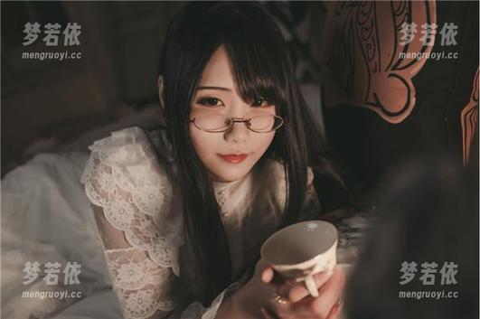 短裤写真集中的晓美妈：时尚界的搞笑担当，真是没谁了.txt-梦若依