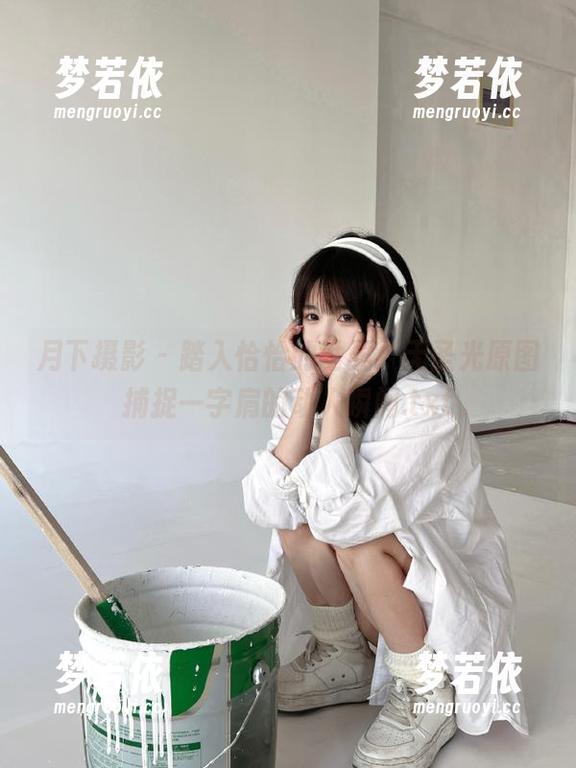 月下摄影 - 踏入恰恰的世界，无圣光原图捕捉一字肩的动人瞬间.txt-梦若依