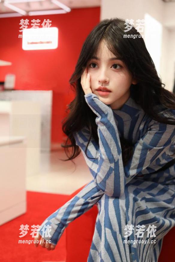 果团网 - 周妍希高清写真：牛仔裤与青春的完美邂逅，感受时尚魅力.txt-梦若依