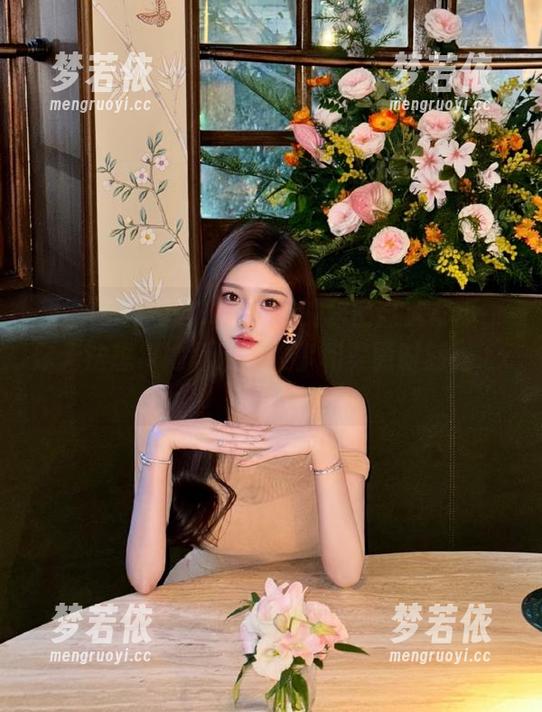 果团网 - 妲己_Toxic的秘密高清写真，你无法想象她背后的故事和美丽时刻！.txt-梦若依