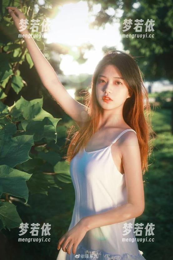 果团网 - 探索妲己_Toxic的清纯世界：写真作品集中每一帧都倾诉心声.txt-梦若依
