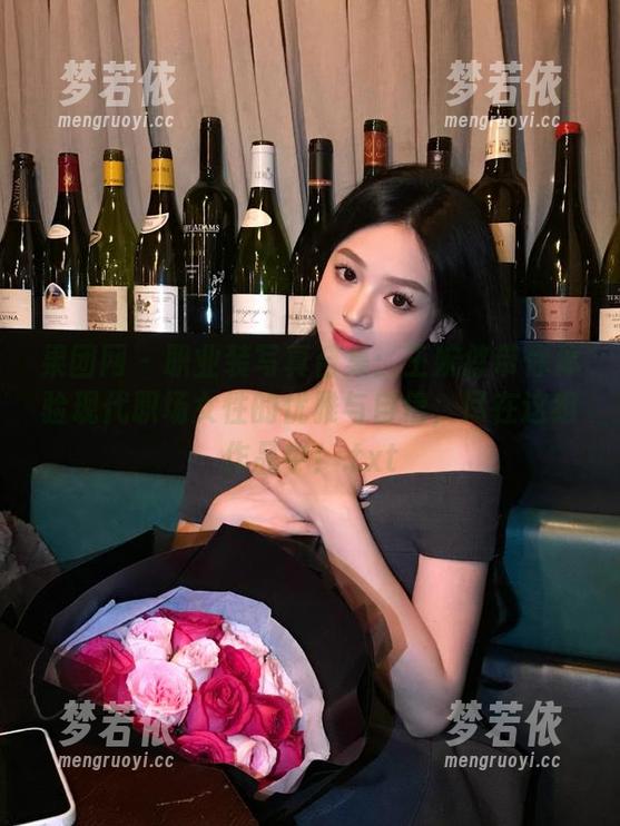 果团网 - 职业装写真合集：王婉悠带你体验现代职场女性的优雅与自信，尽在这组作品中！.txt-梦若依