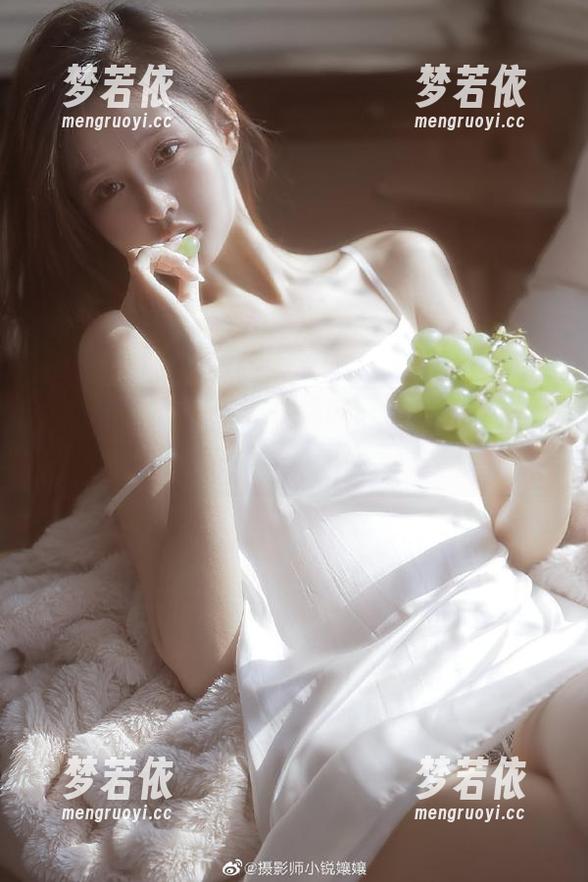 微密圈 - 最新写真集揭晓：桃脱了女仆的魅力瞬间呈现.txt-梦若依
