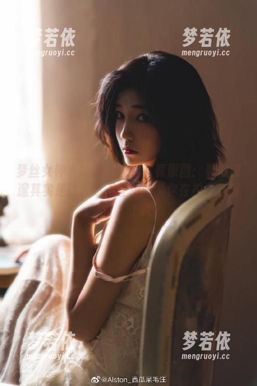 梦丝女神 - 晓晓的黑白写真原图：看似深邃其实是让人忍不住想问‘你在拍什么啊’？.txt-梦若依