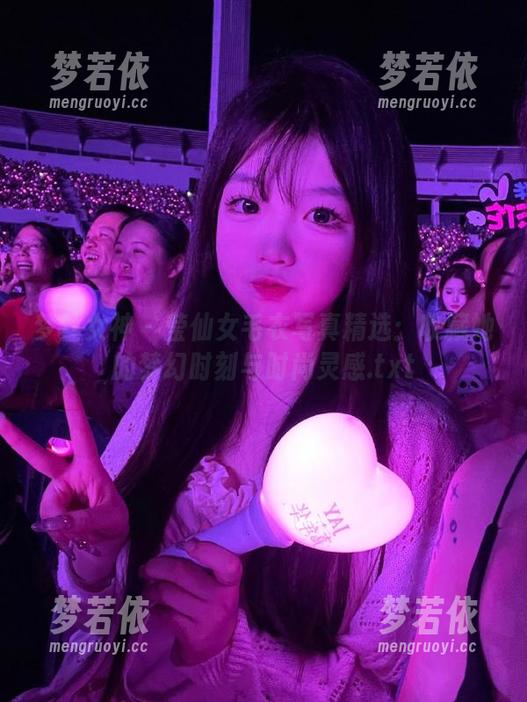 梦丝女神 - 莹仙女毛衣写真精选：收藏她的梦幻时刻与时尚灵感.txt-梦若依