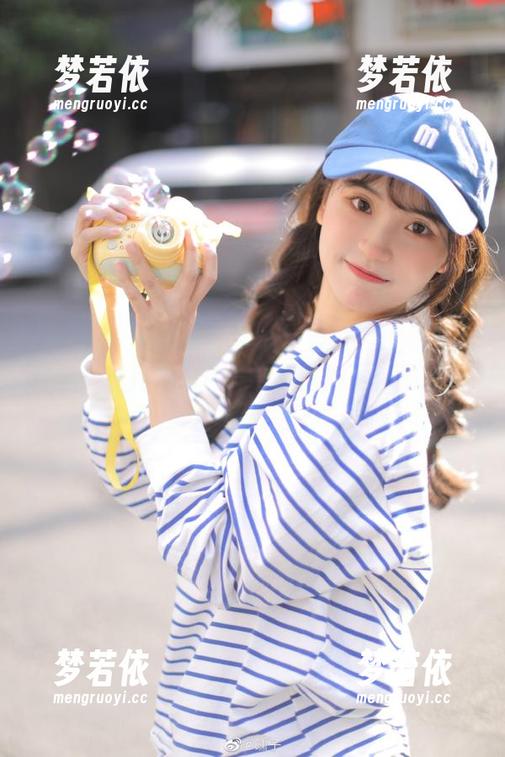 模范学院 - 观看SiByl李思宁的粉色写真作品，体验她对色彩与情感的细腻捕捉！.txt-梦若依