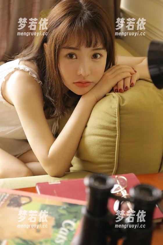 模范学院 - 陈怡曼女孩写真作品：原图展现的美丽与内心的真实独白.txt-梦若依
