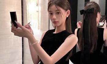 微密圈 - 洁己u与包厢内吃饭的私拍美图：完美结合的视觉盛宴.txt