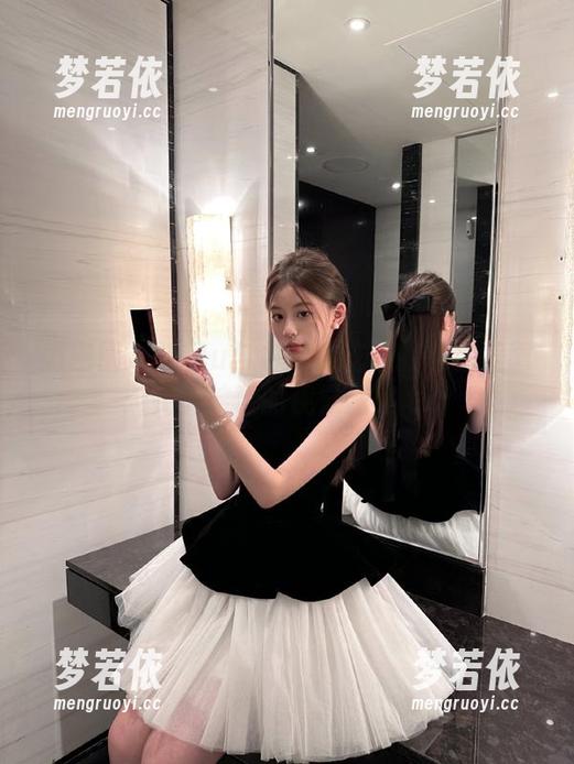 微密圈 - 洁己u与包厢内吃饭的私拍美图：完美结合的视觉盛宴.txt-梦若依