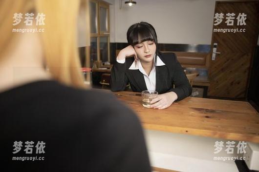 洛璃LoLiSAMA带来独家私拍：狼少女主题图包，感受不一样的美丽.txt-梦若依