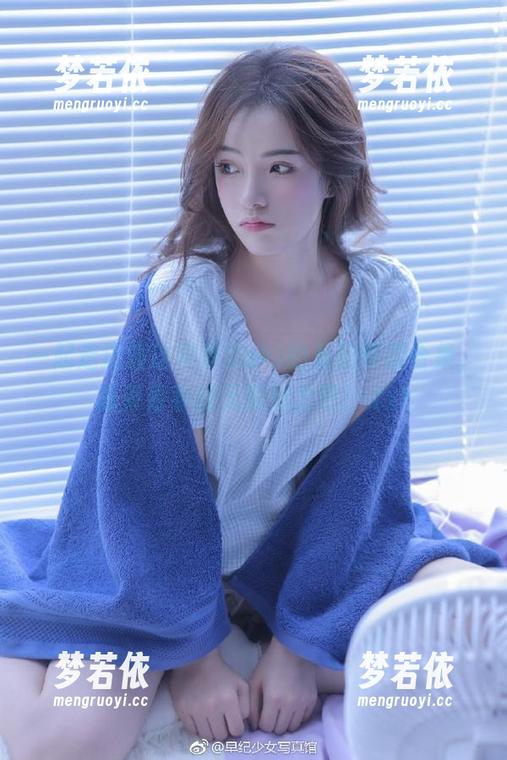 一起走进渡边早季Saki的私拍制服合集，感受青春的无限魅力吧！.txt-梦若依