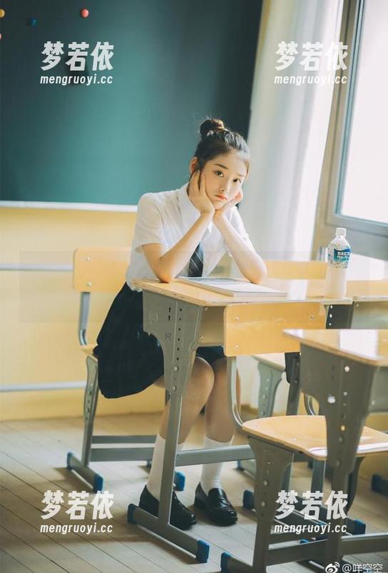 爱蜜社 - 在无圣光的映衬中：Winki丝姬居家写真原图的真实故事.txt-梦若依