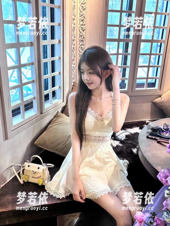 爱蜜社 - 小热巴又放大招了！全新更新的女友视觉系列套图怎能错过？.txt-梦若依