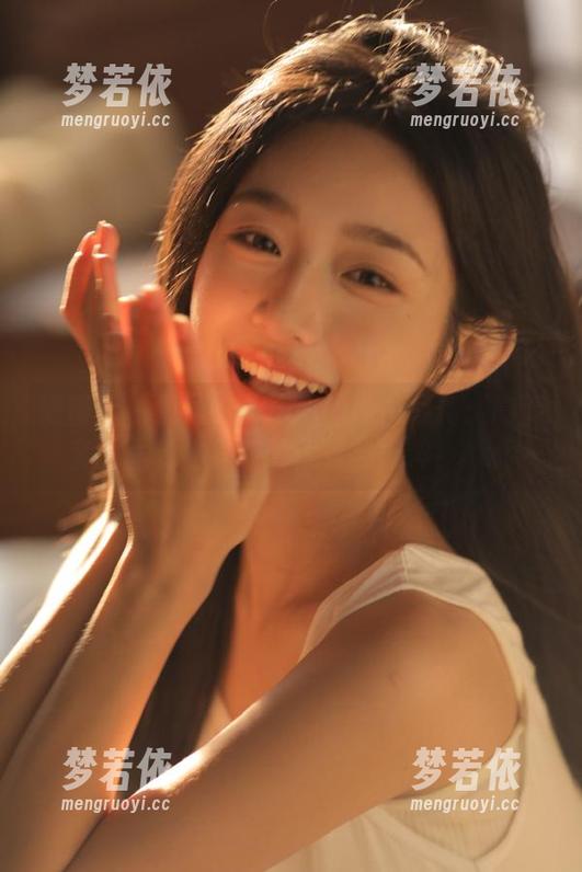 爱蜜社 - 逗逗doudou的纯白写真：高清套图呈现出极致的优雅与纯粹！.txt-梦若依
